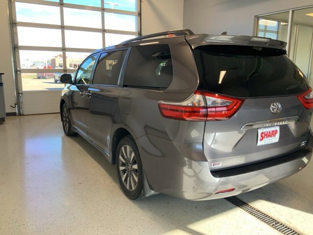 2020 Toyota Sienna XLE photo 4