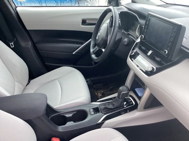 2022 Toyota Corolla Cross LE photo 21
