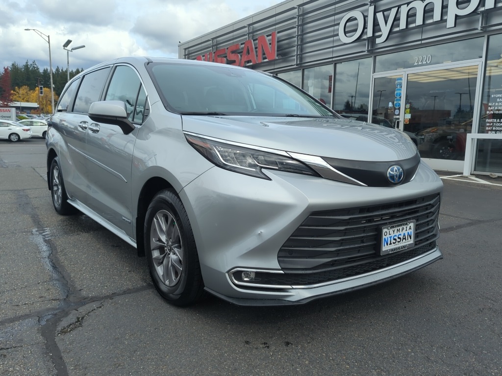 2021 Toyota Sienna XLE photo 2