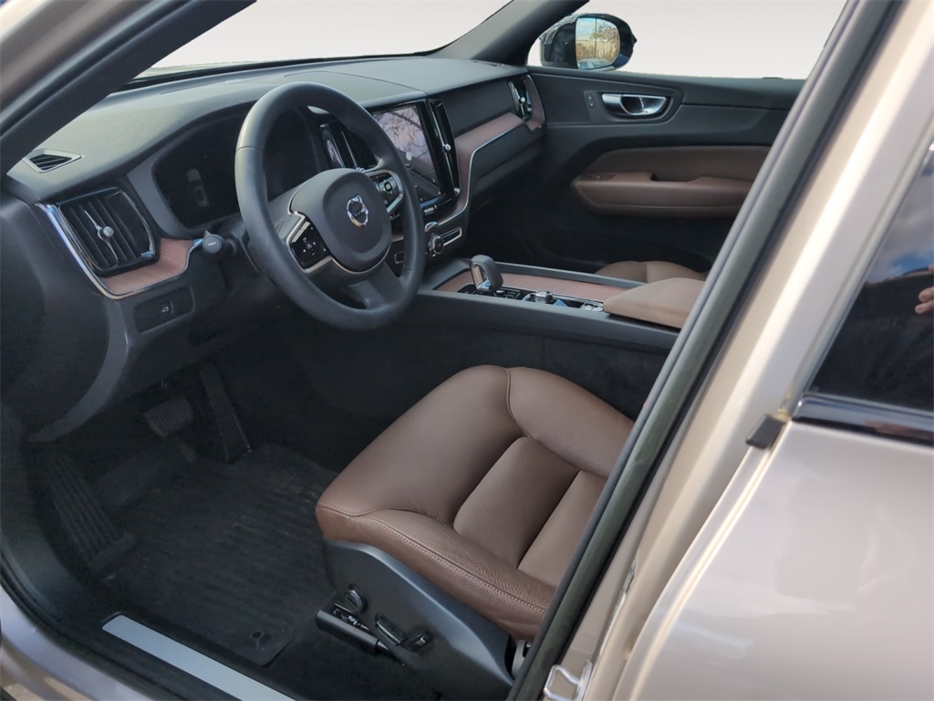 2023 Volvo XC60 B5 Plus photo 4
