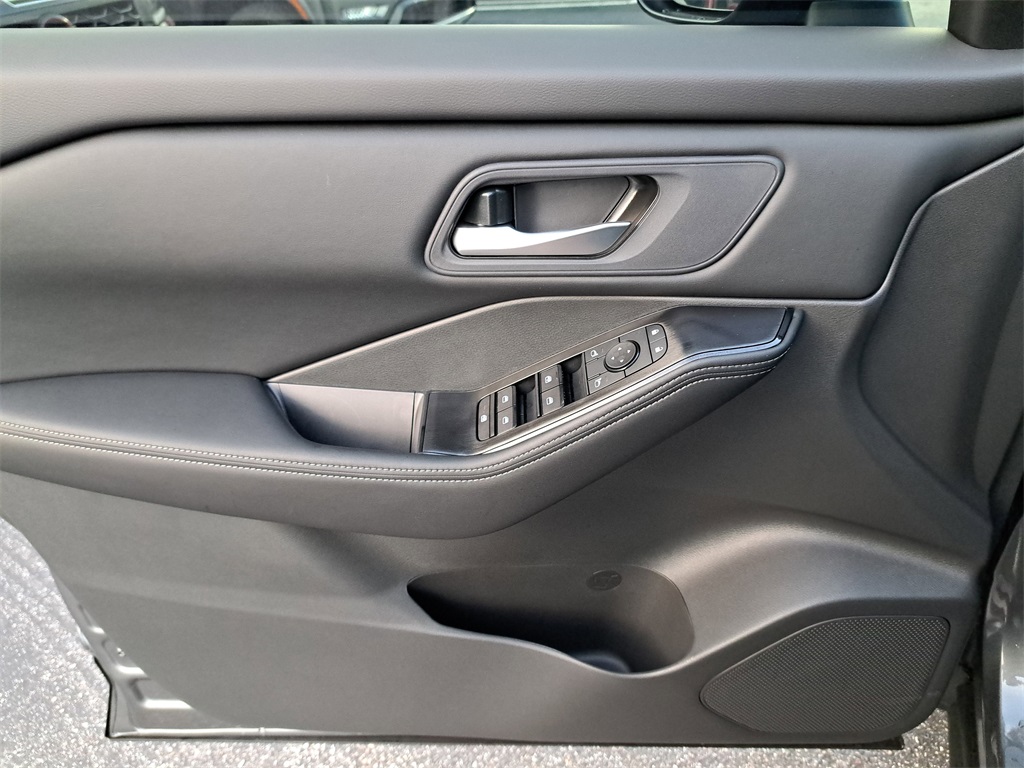 2026 Nissan Rogue SV photo 20