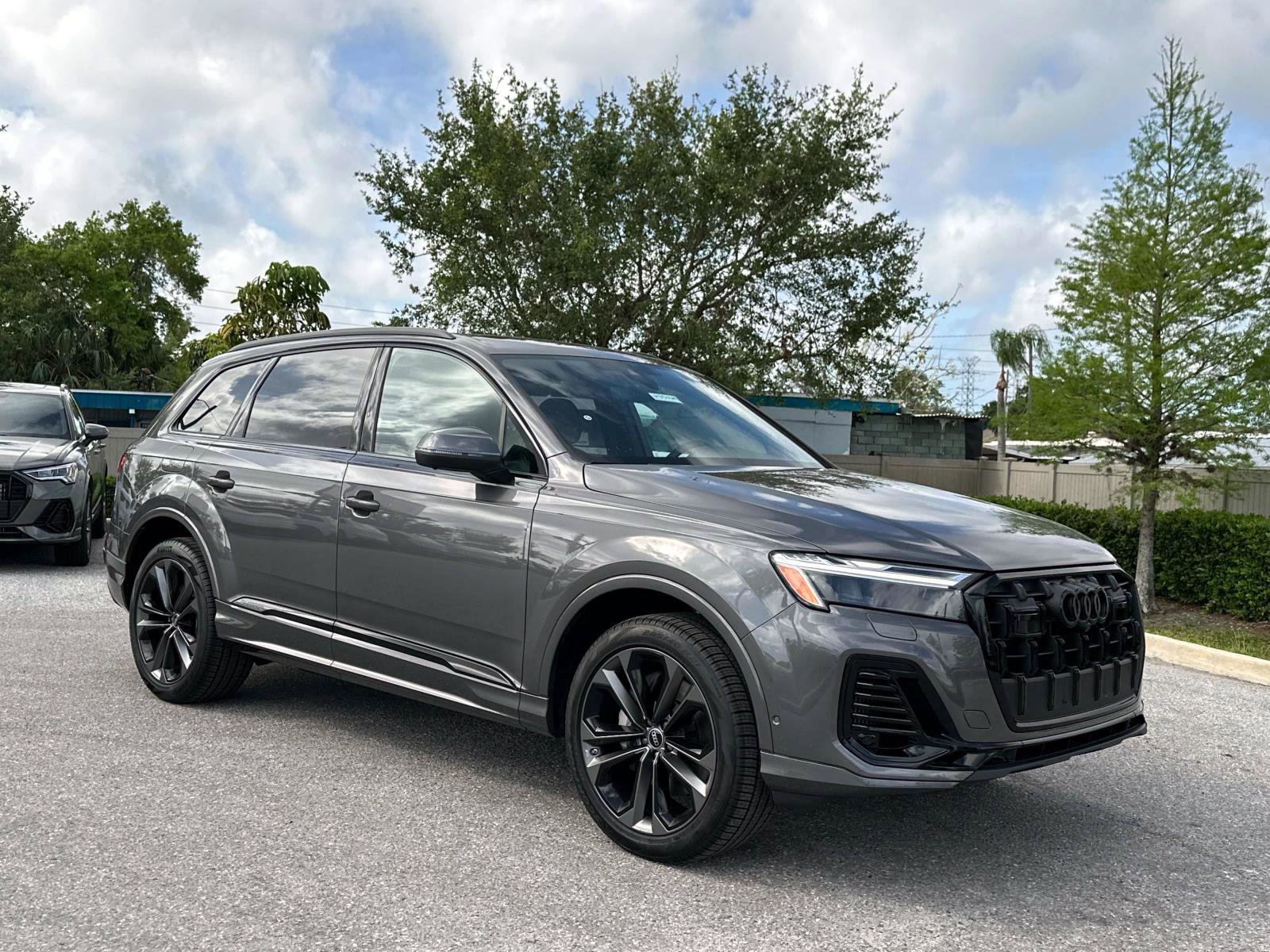 2025 Audi Q7 55 Premium Plus photo 2