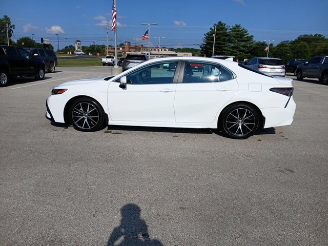 2024 Toyota Camry Hybrid SE photo 2
