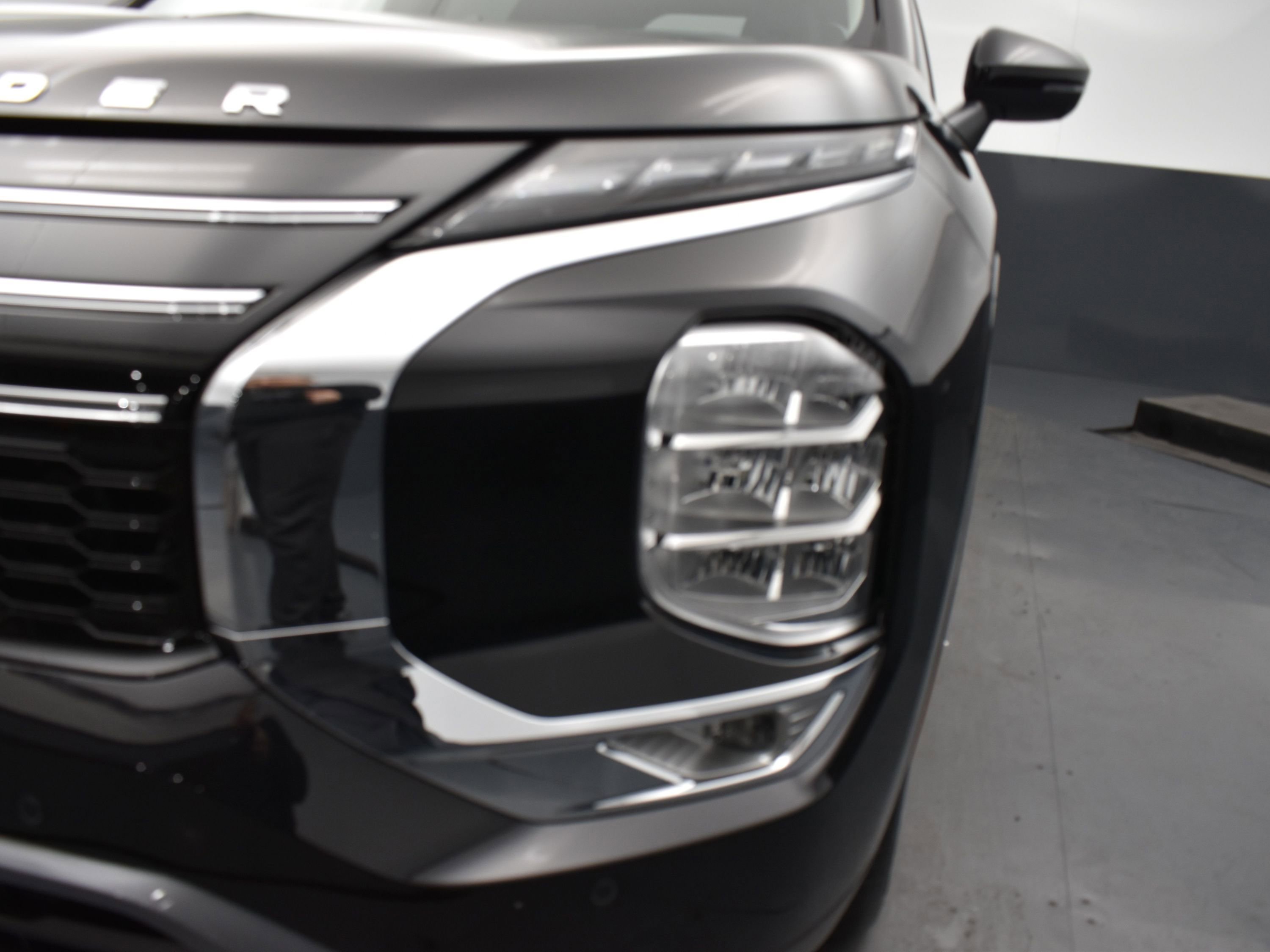 2025 Mitsubishi Outlander SE photo 4