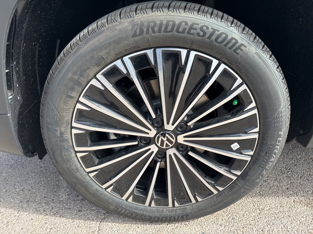 2025 Volkswagen Taos SE photo 8