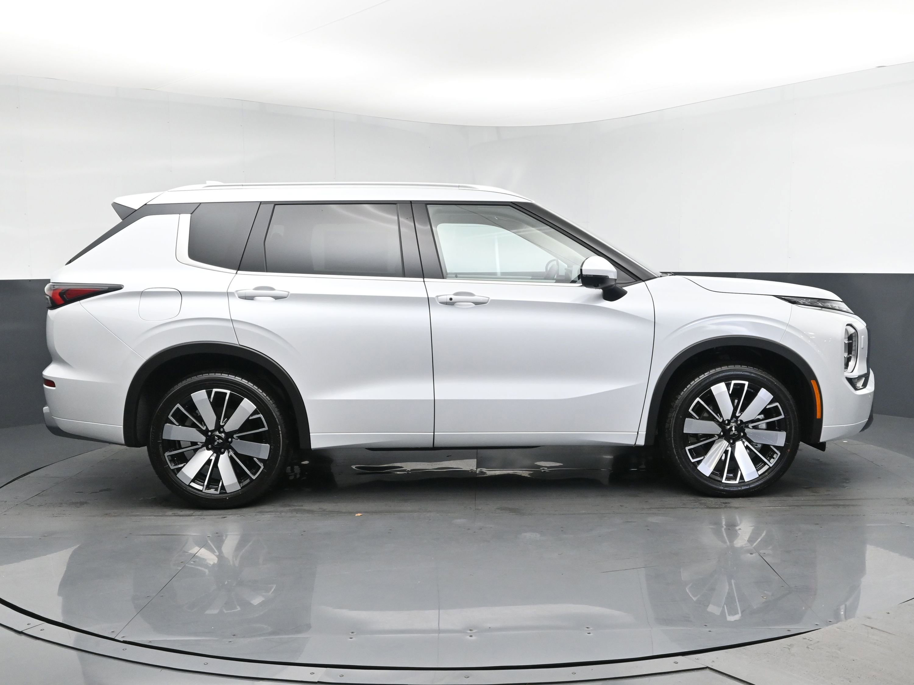 2025 Mitsubishi Outlander SEL GT photo 3