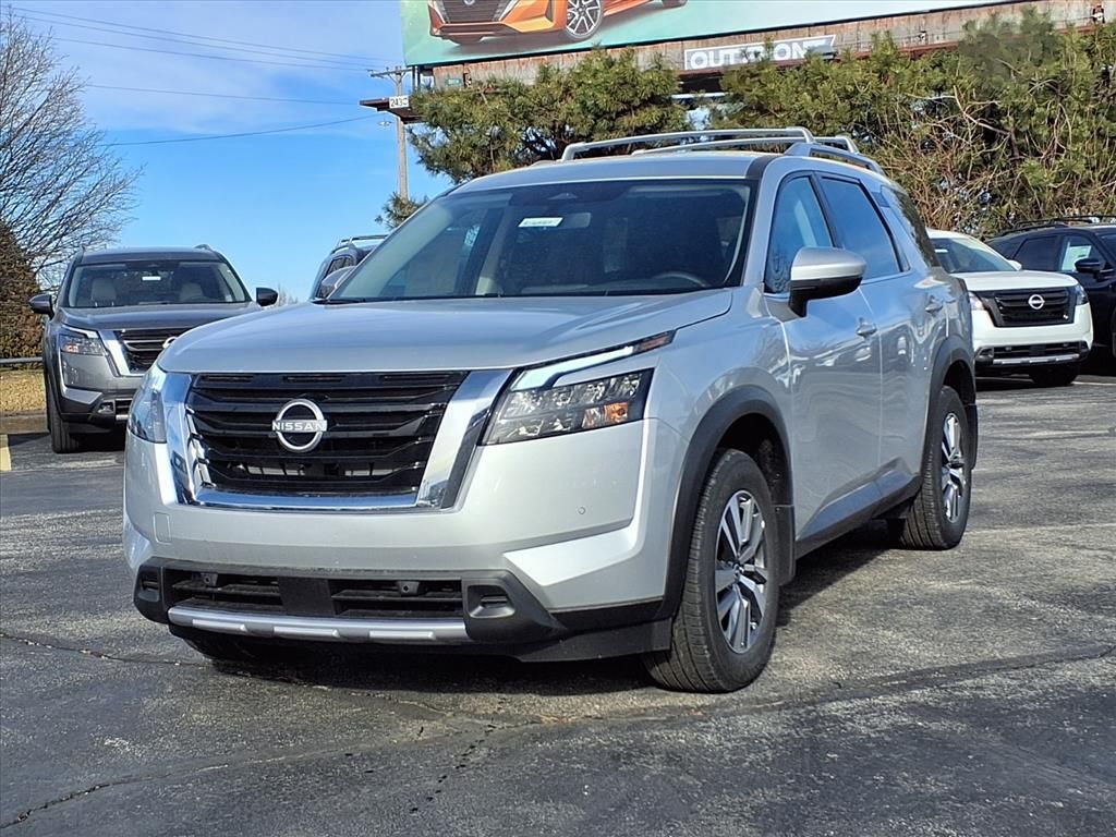 2025 Nissan Pathfinder SL's photo
