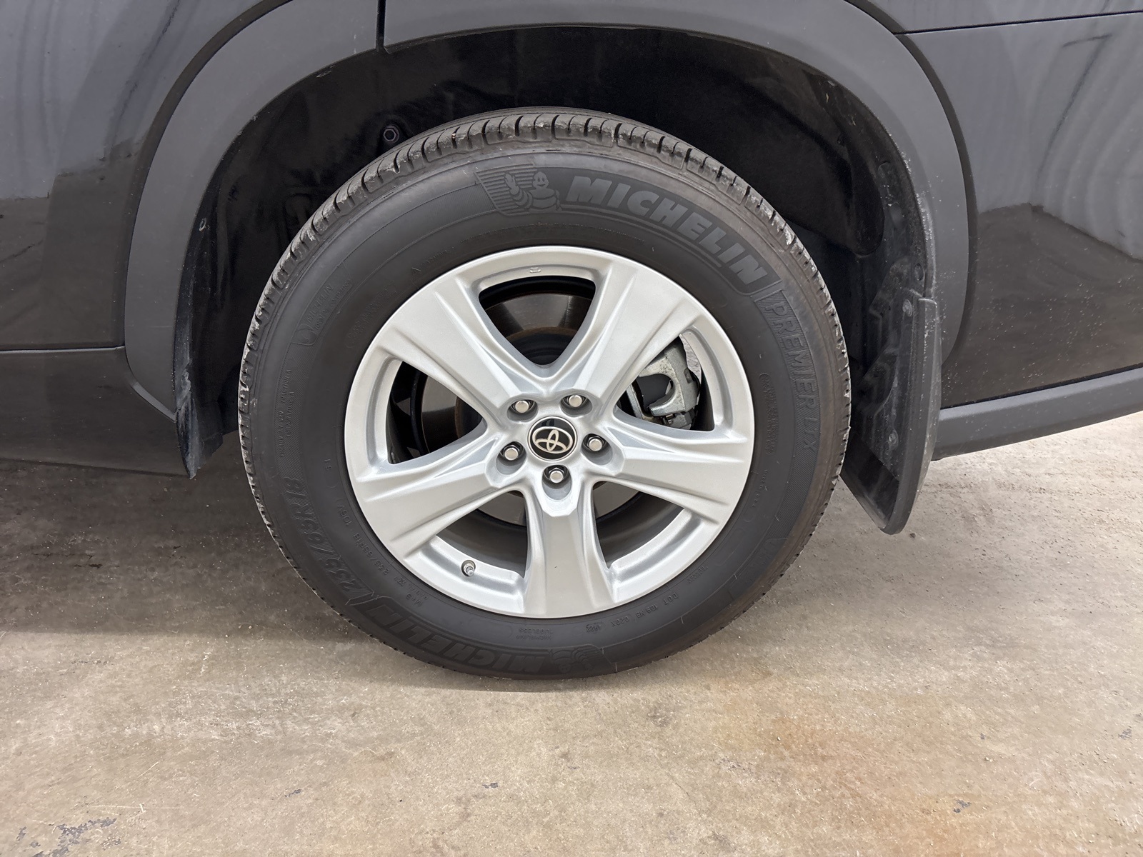 2023 Toyota Highlander L photo 29