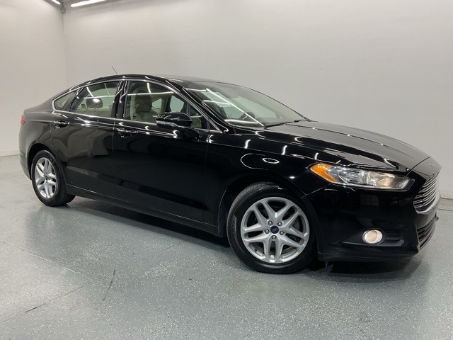 2016 Ford Fusion SE photo 2