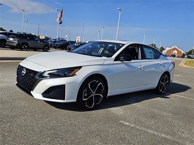 2025 Nissan Altima 2.5 SR photo 3