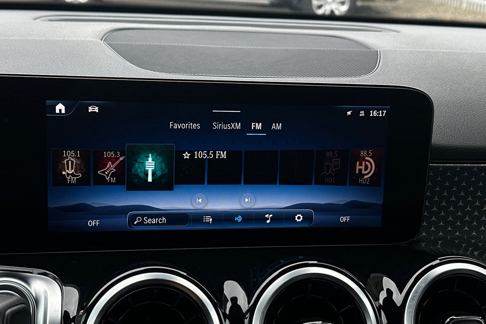 2025 Mercedes Benz GLB 250 photo 29