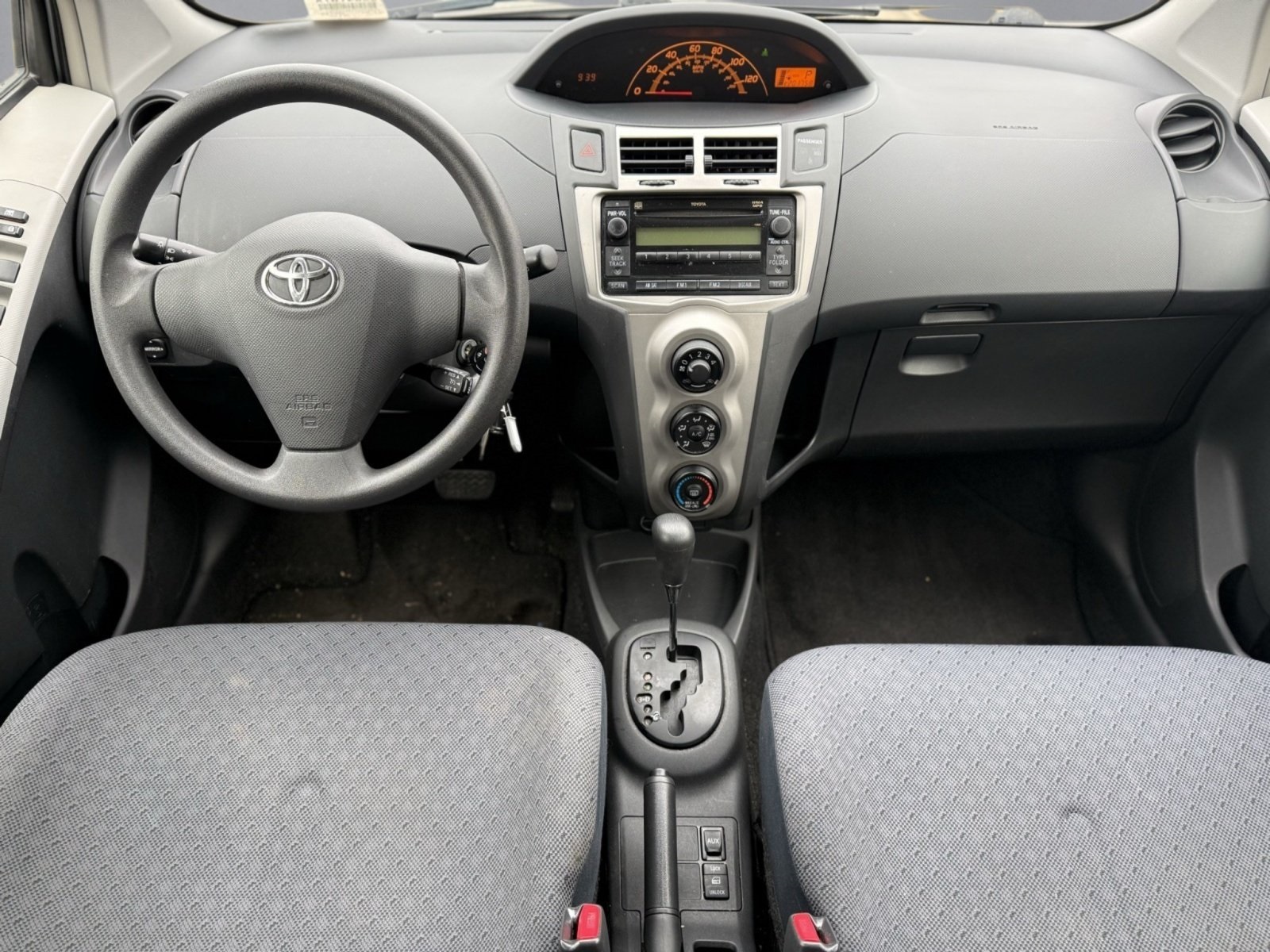 2009 Toyota Yaris Base photo 3