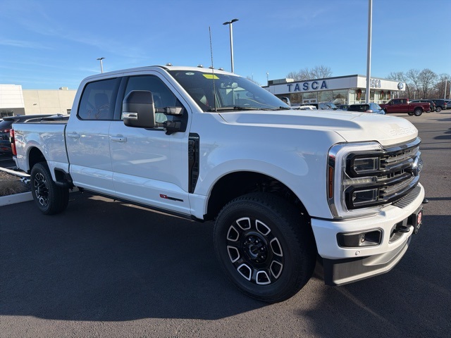 2025 Ford F-350 Super Duty Platinum's photo