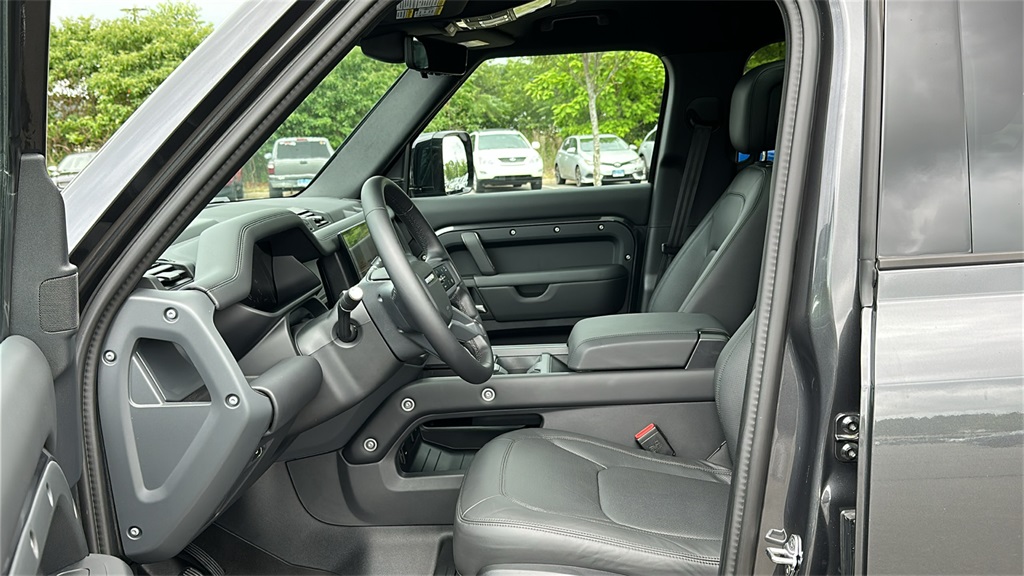 2025 Land Rover Defender 110 X-Dynamic SE photo 9