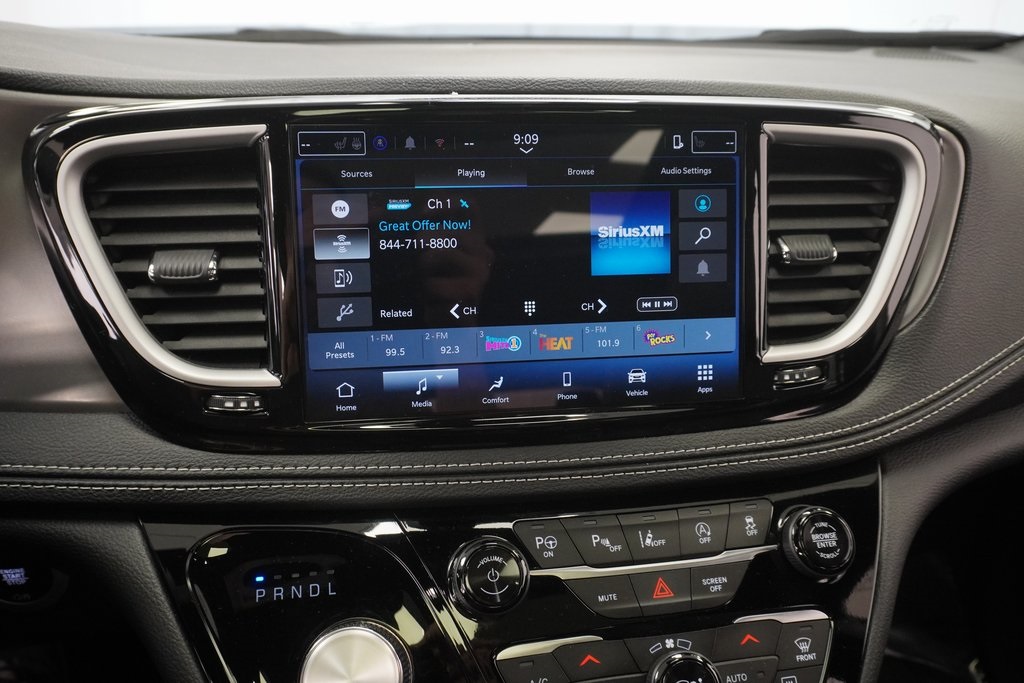 2025 Chrysler Pacifica photo 24