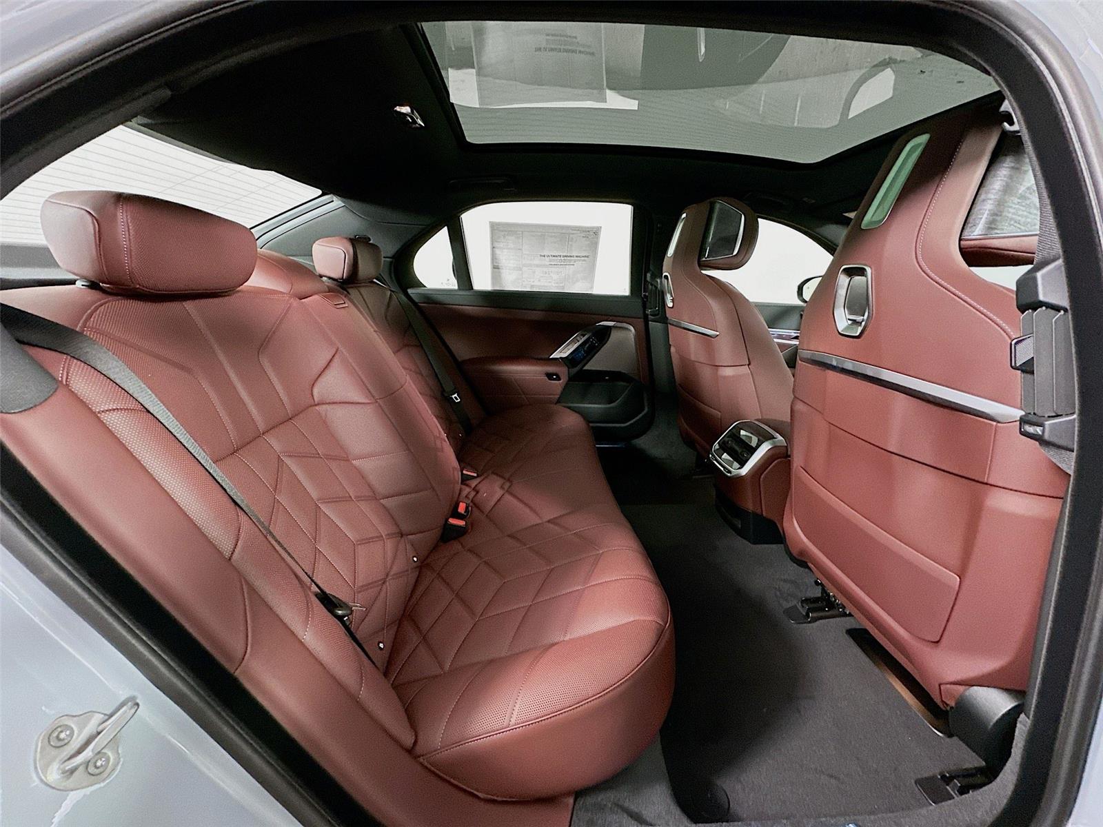 2026 Bmw 750e photo 28