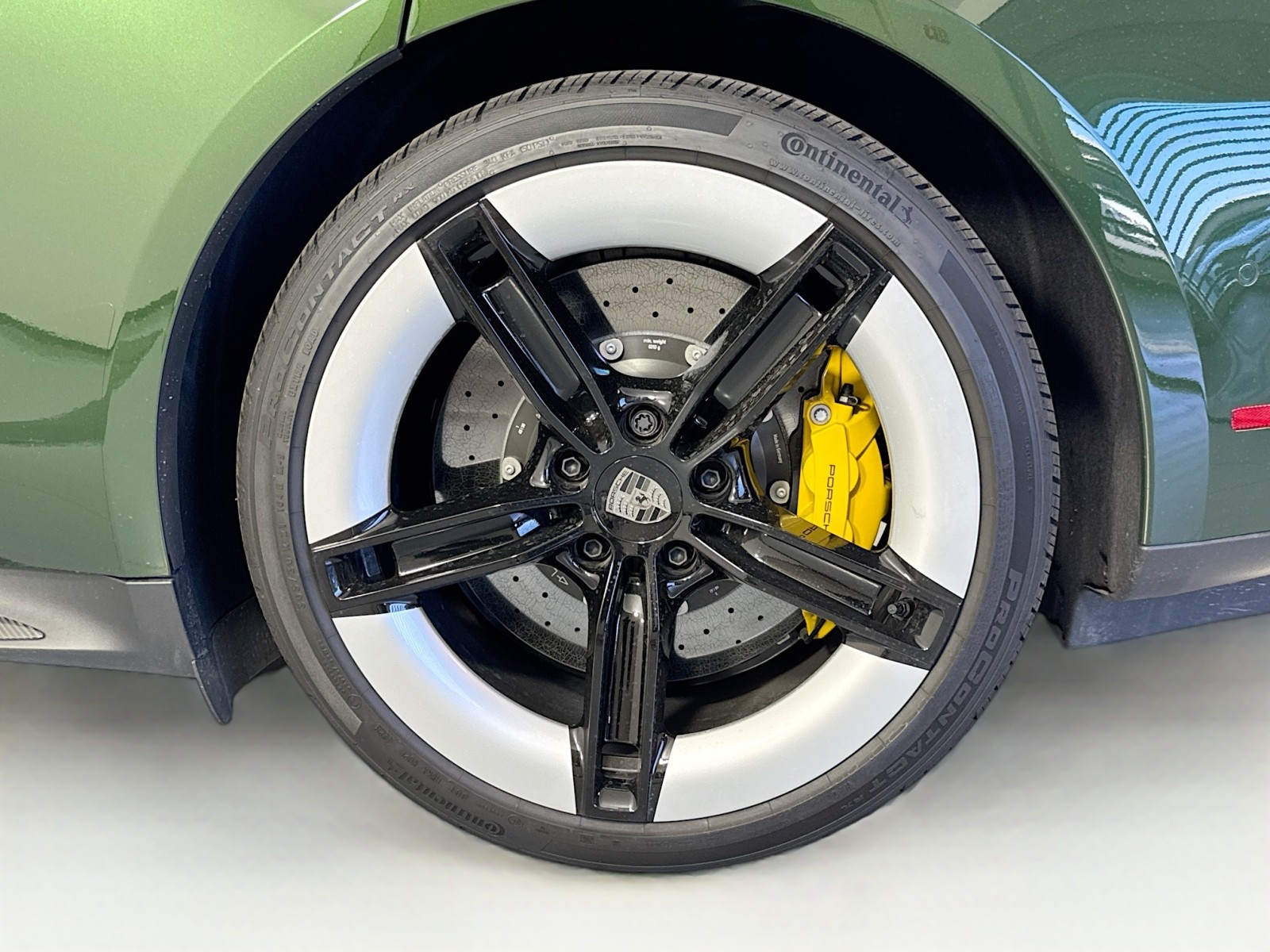 2025 Porsche Taycan Turbo S photo 24