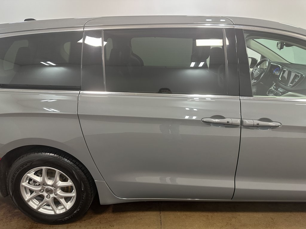 2023 Chrysler Pacifica Touring L photo 36