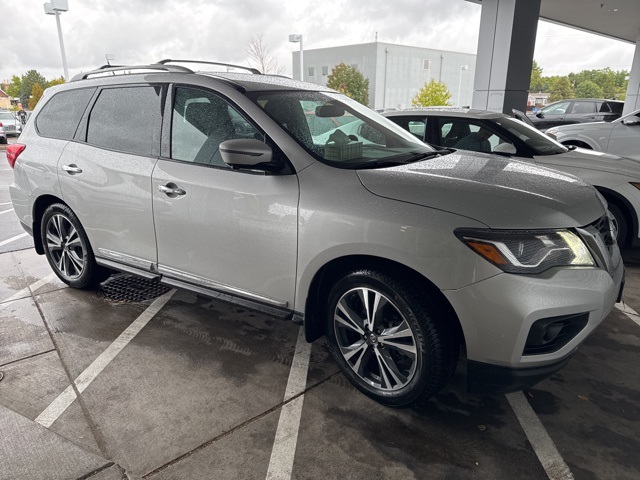 2017 Nissan Pathfinder Platinum photo 2