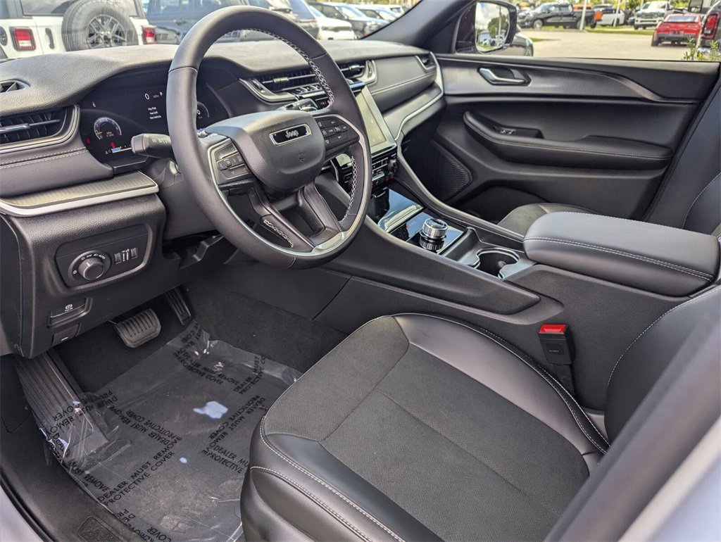 2025 Jeep Grand Cherokee Altitude photo 13