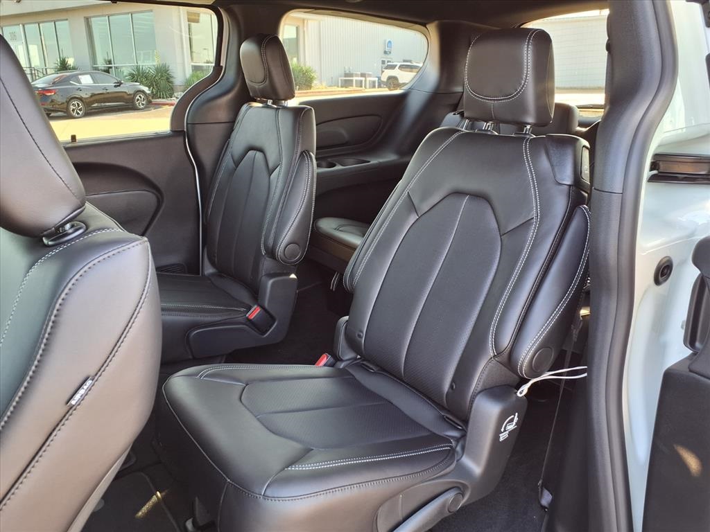 2026 Chrysler Pacifica photo 12