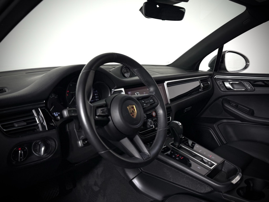 2025 Porsche Macan T photo 4