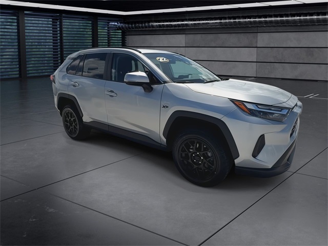 2022 Toyota RAV4 XLE photo 2