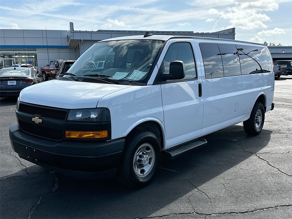 2022 Chevrolet Express Passenger 3500 photo 3
