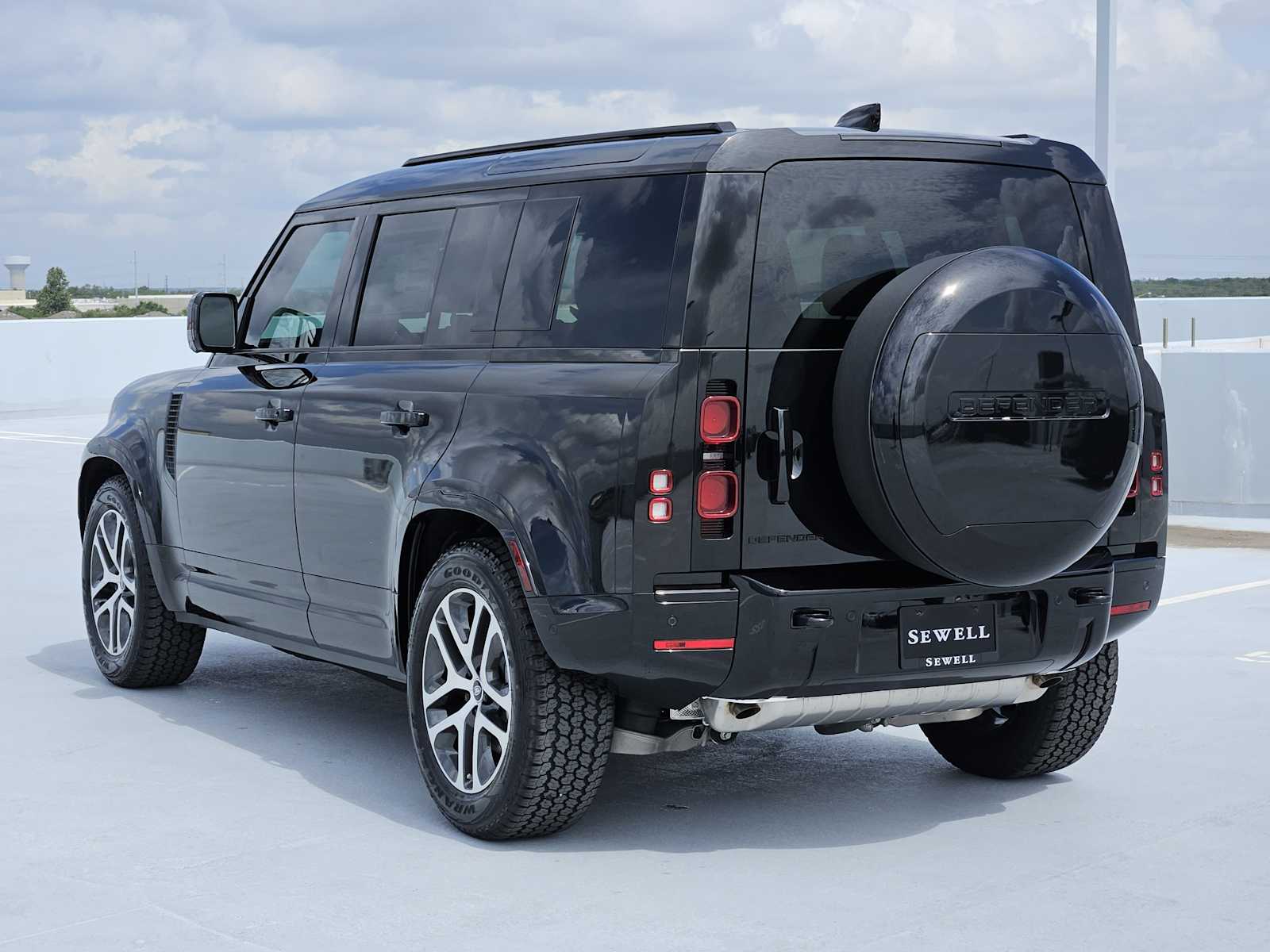 2025 Land Rover Defender 110 X-Dynamic SE photo 7