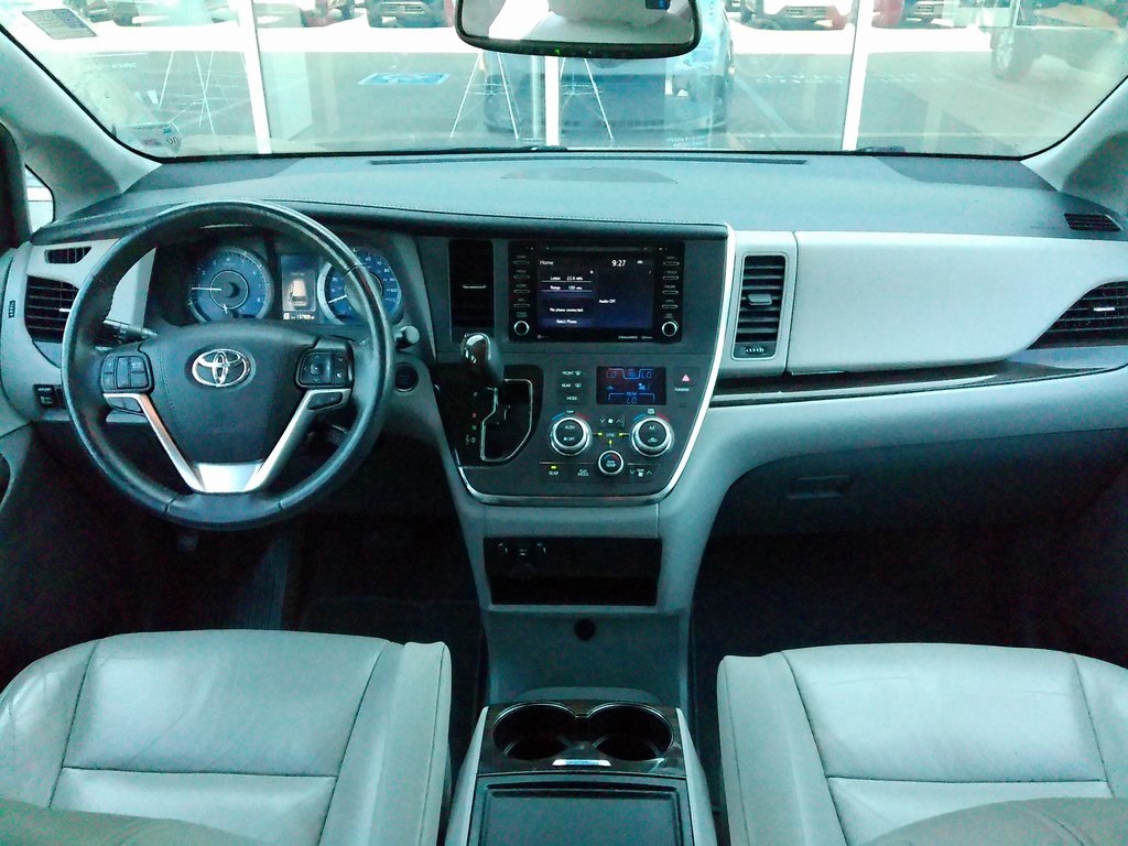 2018 Toyota Sienna XLE photo 21