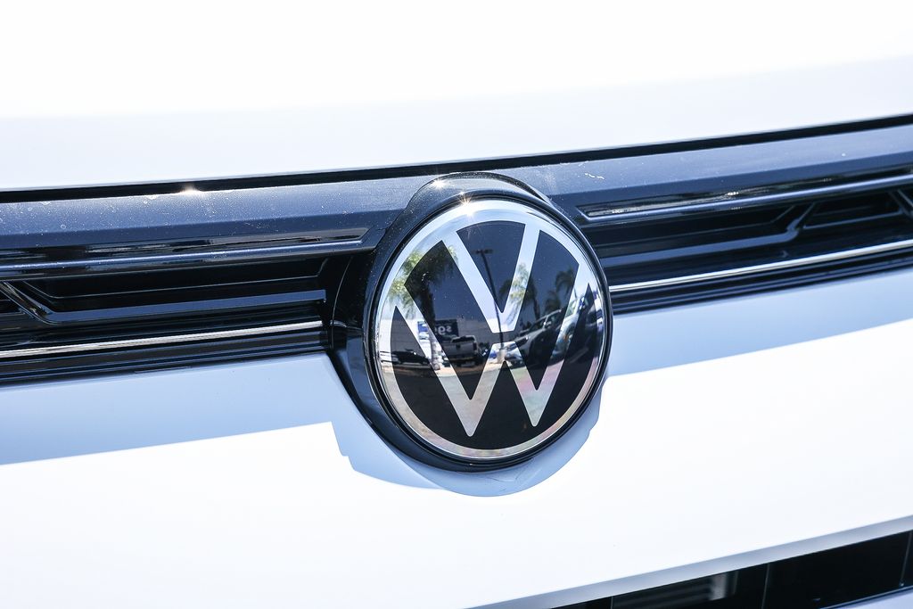 2025 Volkswagen Taos SE photo 3