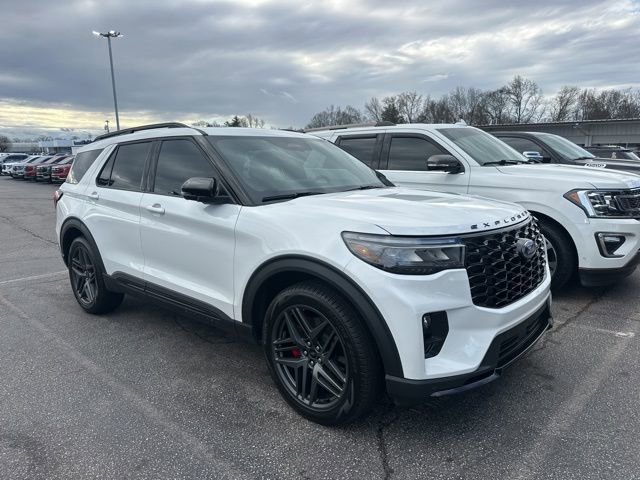 2025 Ford Explorer ST's photo