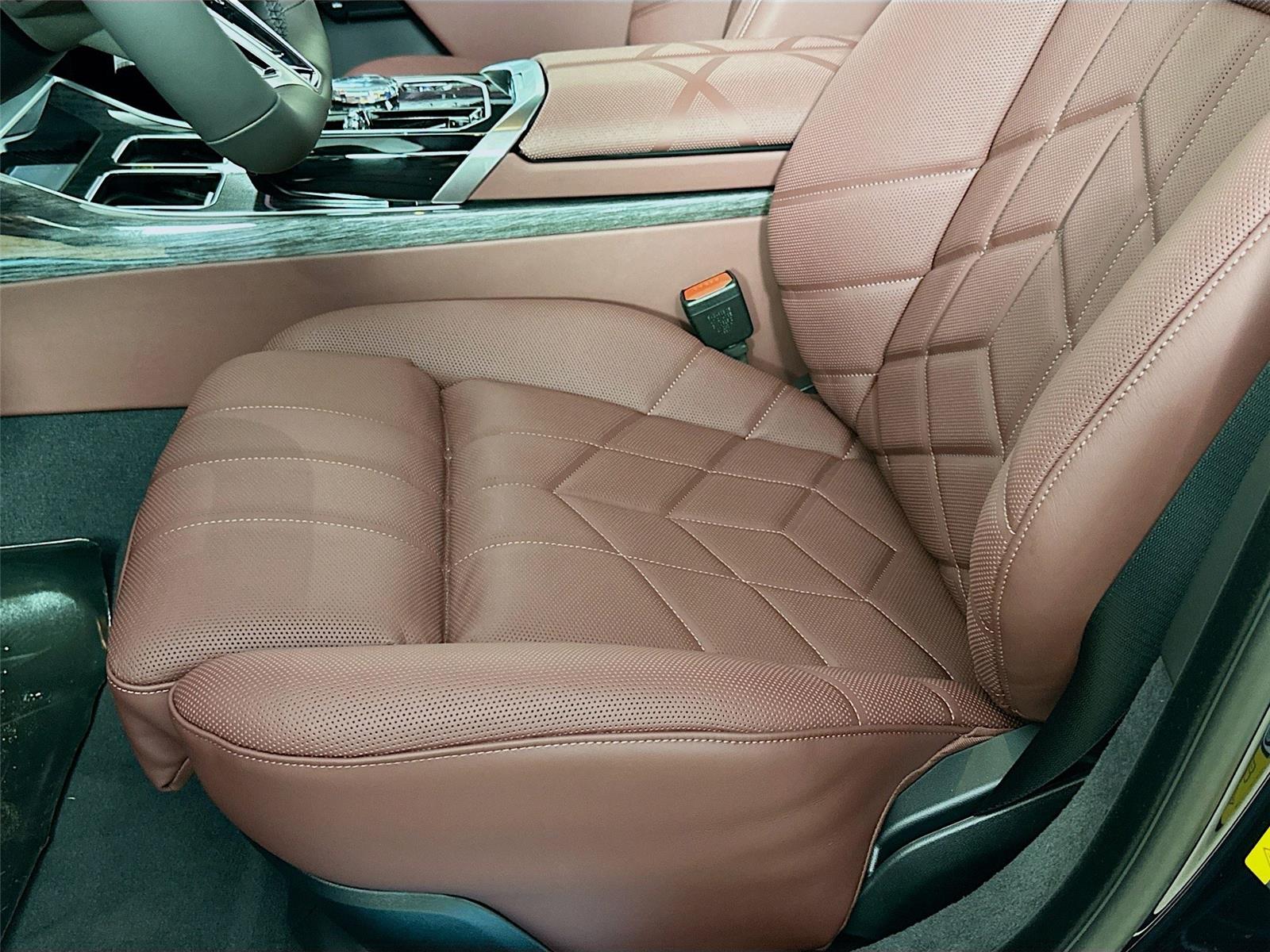 2026 Bmw 750e photo 18