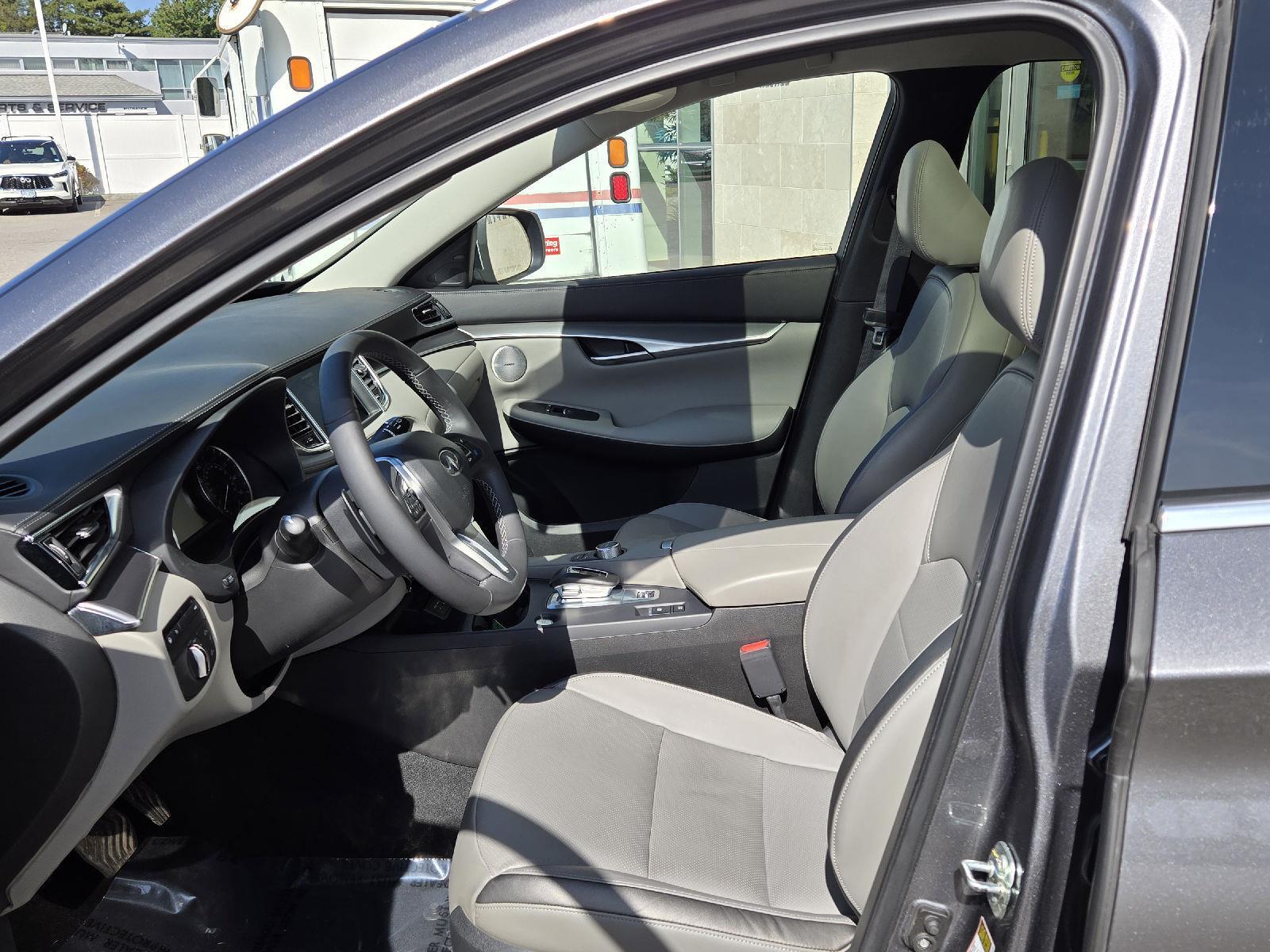 2023 Infiniti QX50 Luxe photo 3