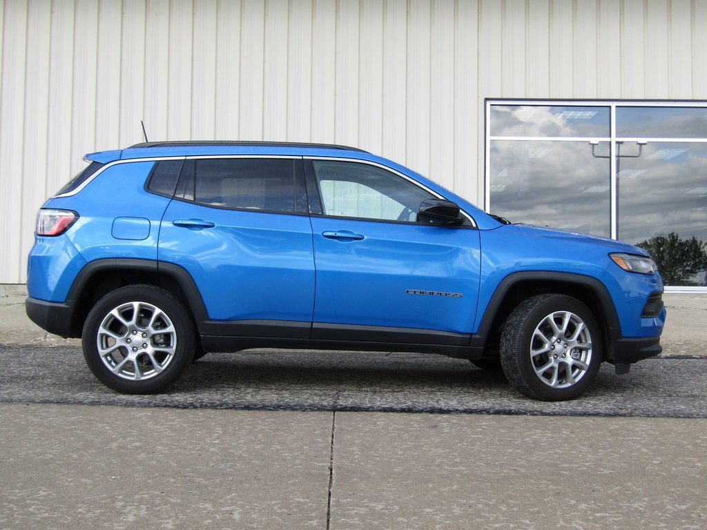 2024 Jeep Compass Latitude Lux photo 2