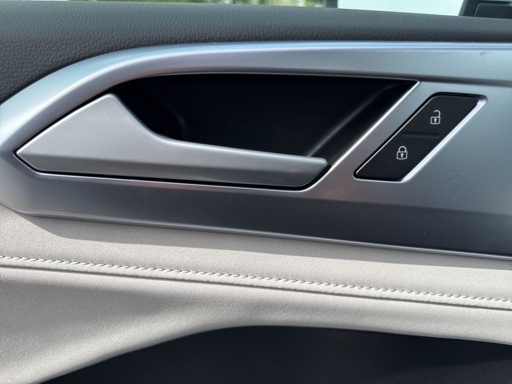 2025 Volkswagen Taos SE photo 17