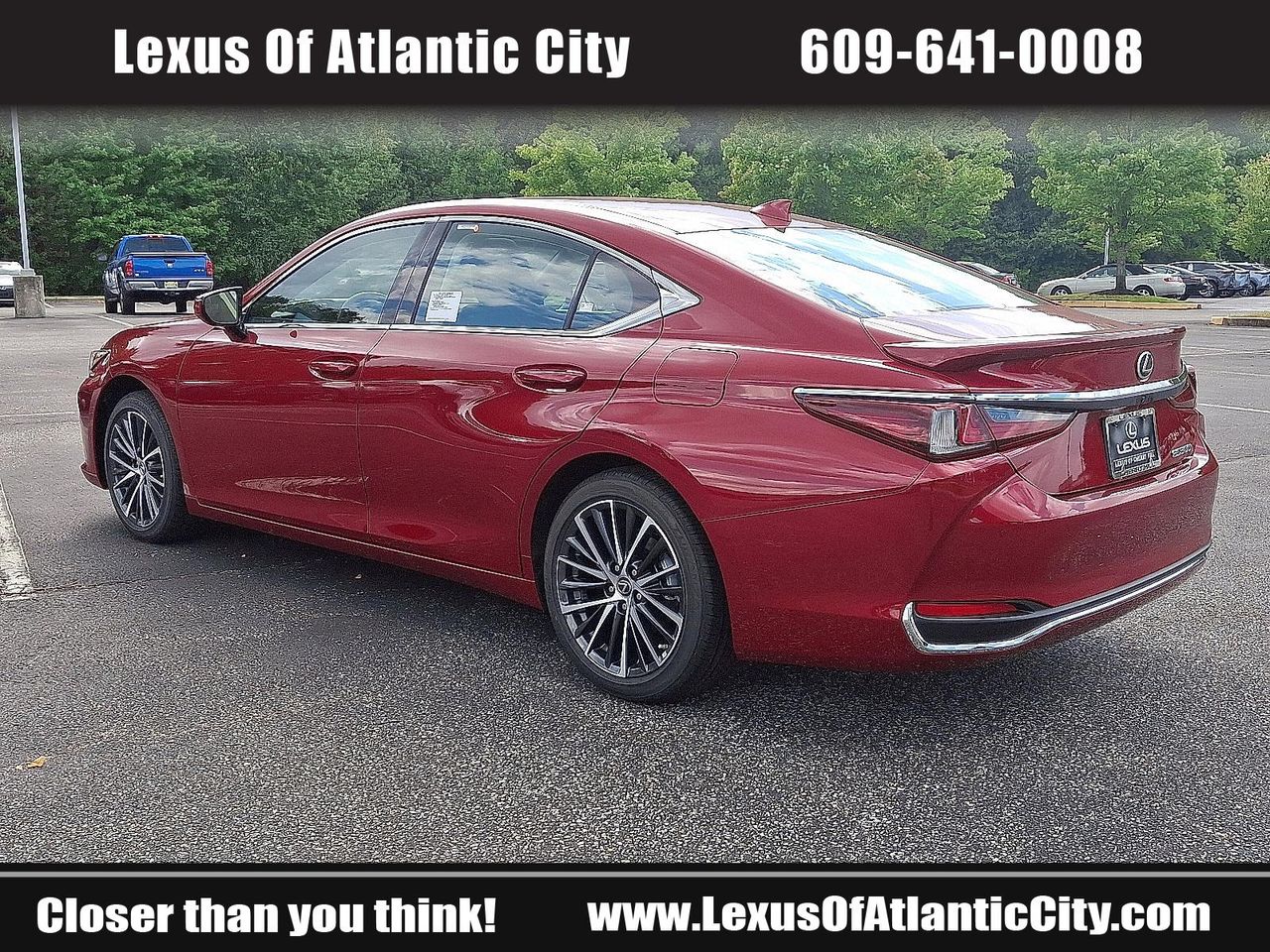 2025 Lexus ES 300h photo 4