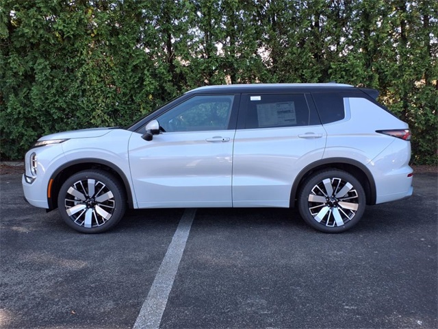 2025 Mitsubishi Outlander SEL photo 3