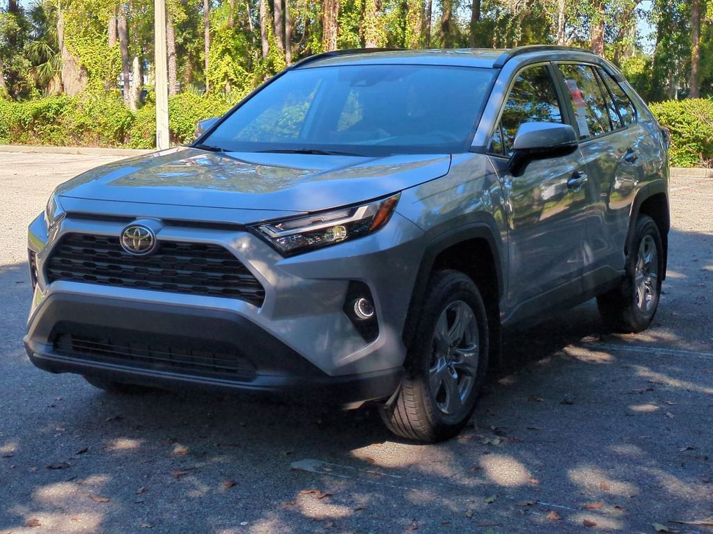 2025 Toyota RAV4 XLE's photo