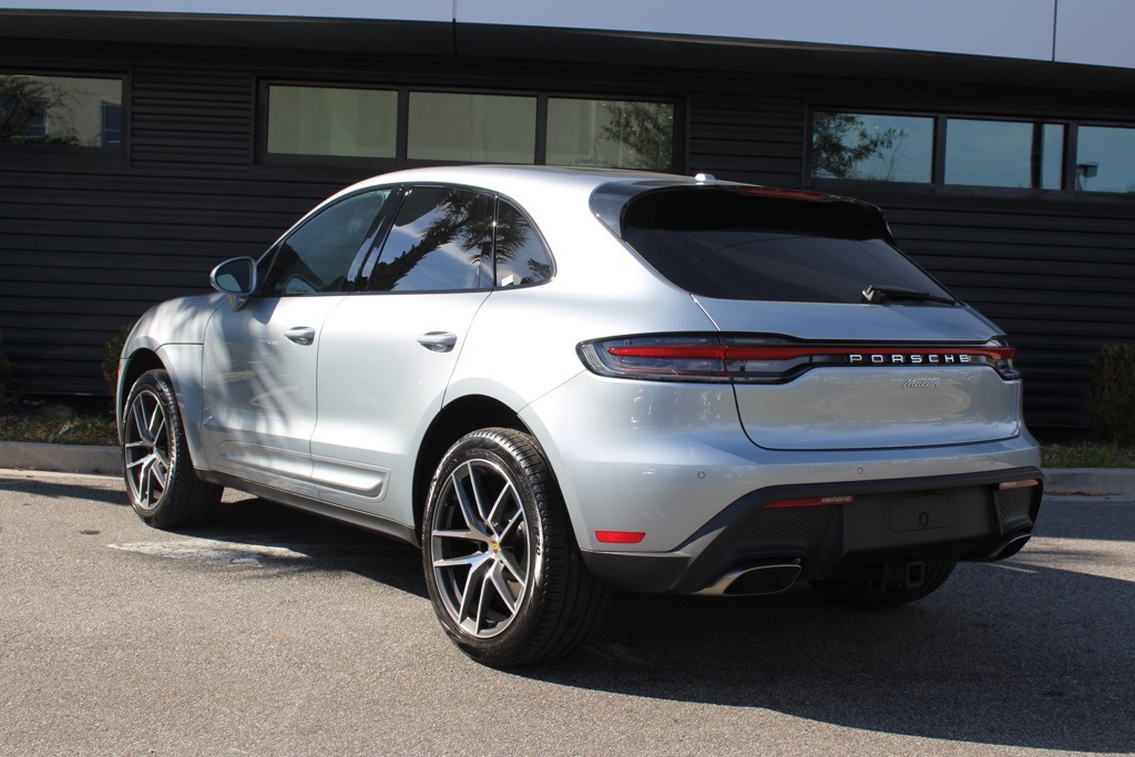 2025 Porsche Macan Base photo 3