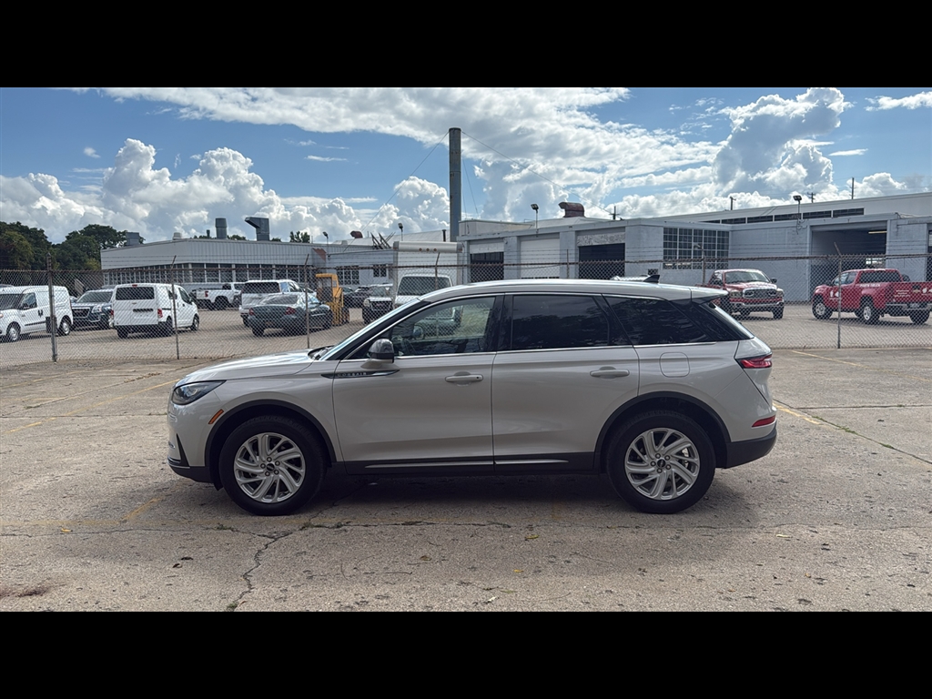 2023 Lincoln Corsair Standard photo 3