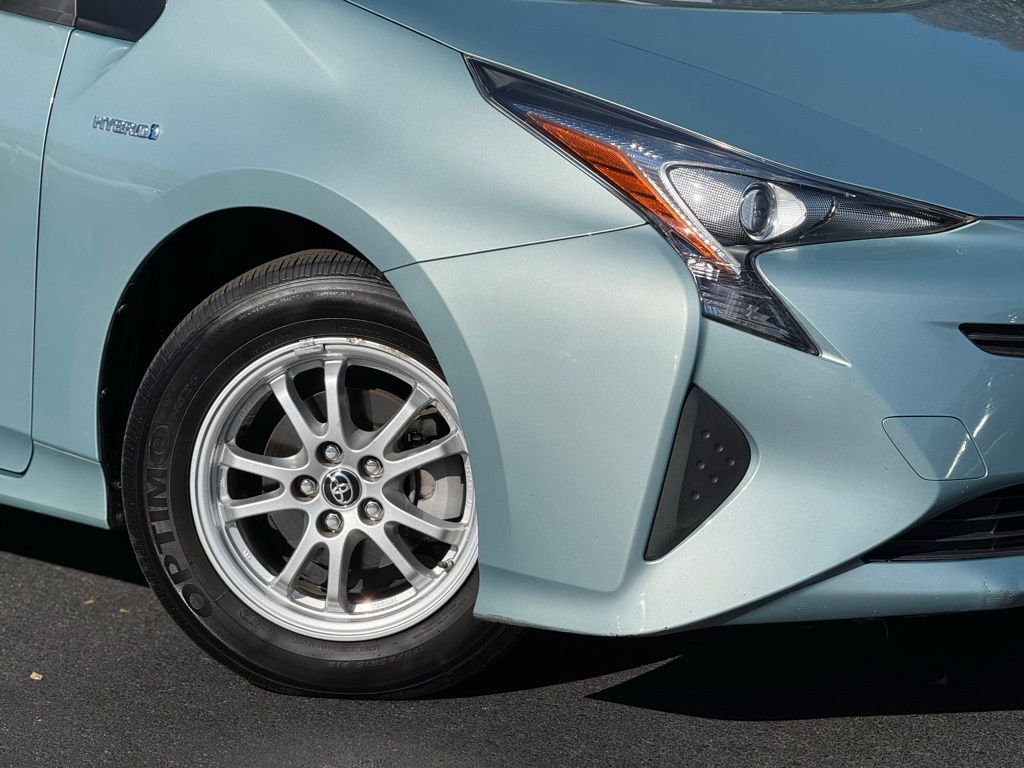 2017 Toyota Prius One photo 3