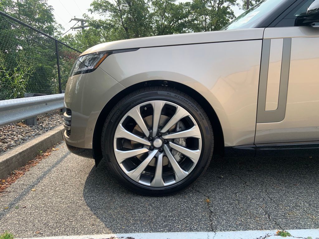2025 Land Rover Range Rover SE photo 9