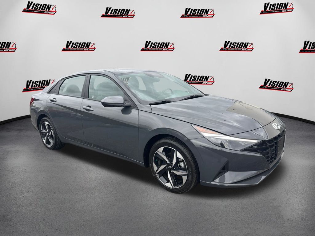 2023 Hyundai Elantra SEL photo 3