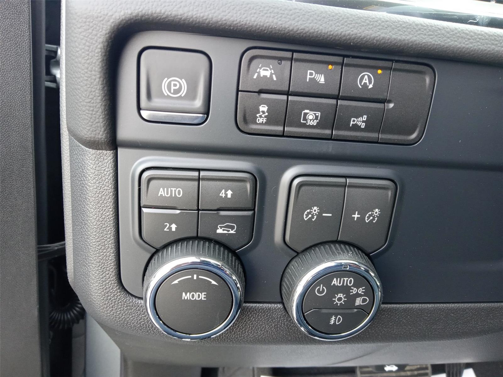 2025 Chevrolet Suburban Premier photo 24
