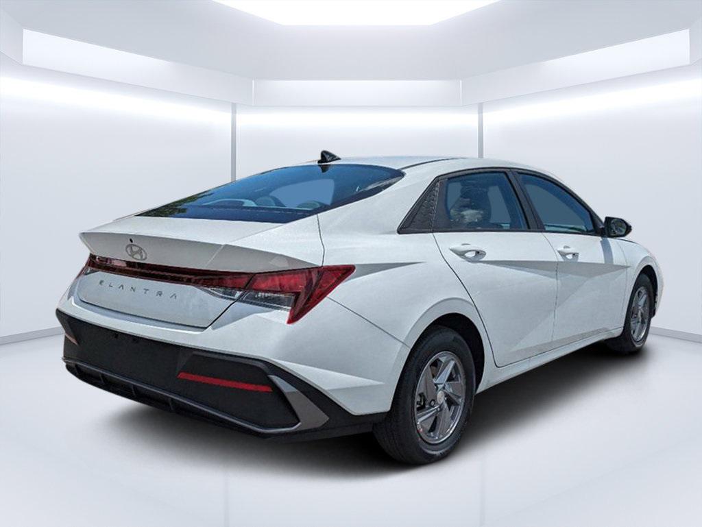 2025 Hyundai Elantra SE photo 3