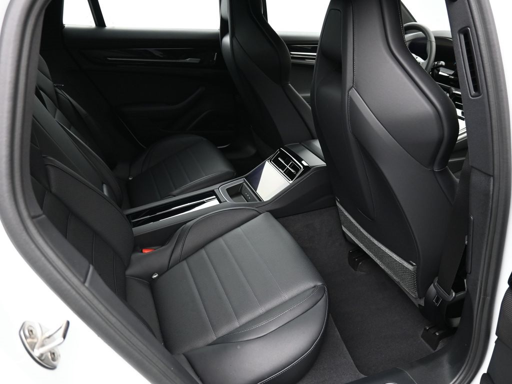 2025 Porsche Panamera 4 photo 9