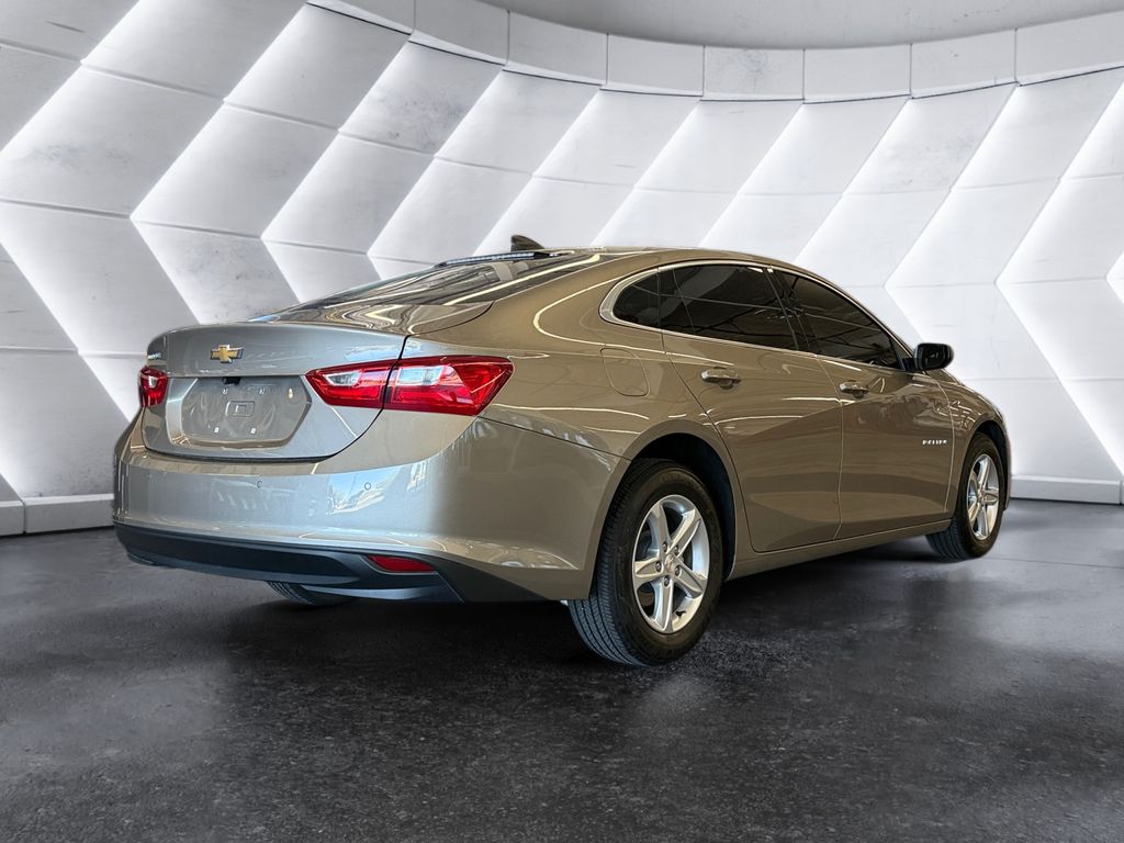 2025 Chevrolet Malibu photo 4