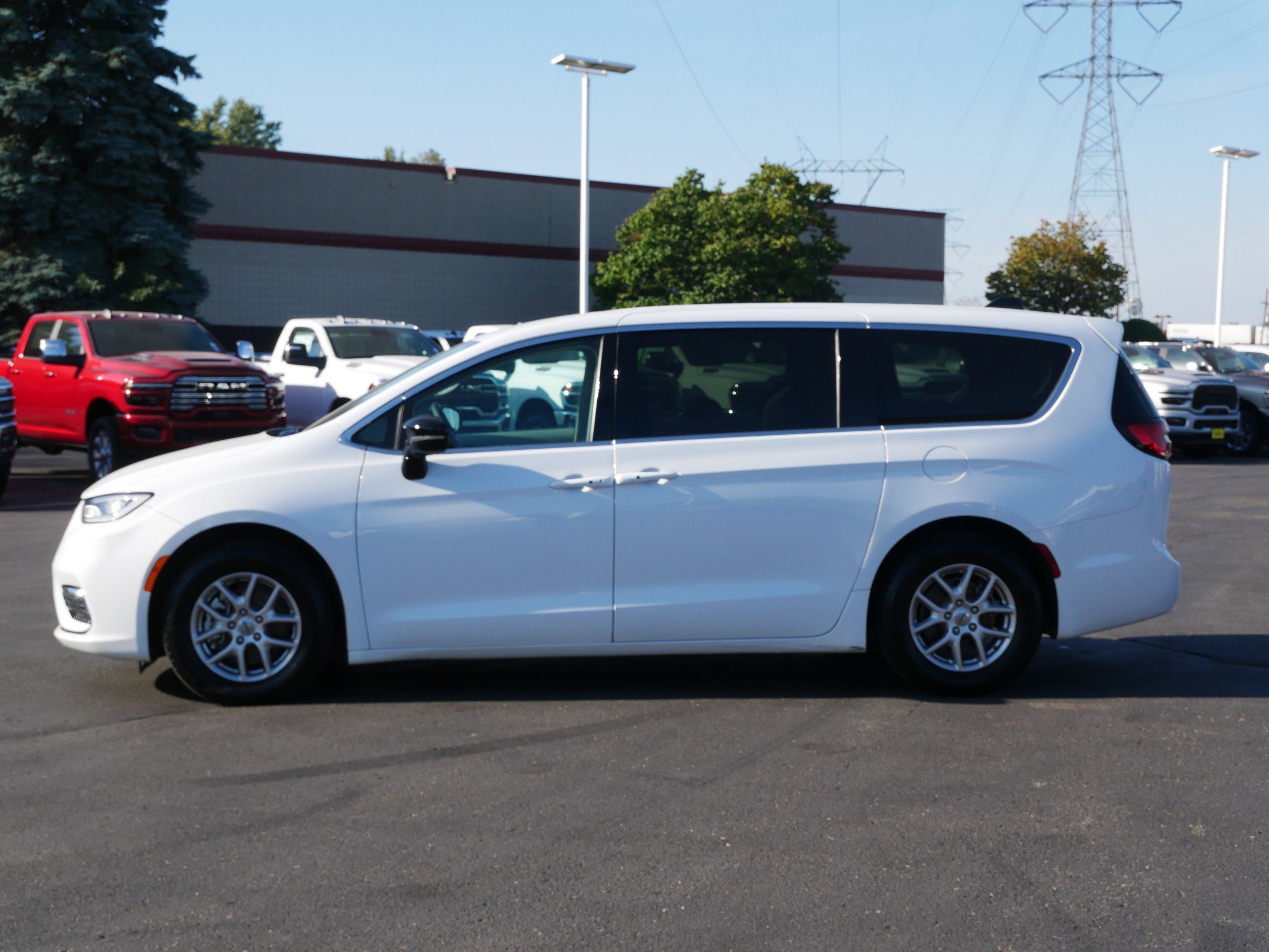 2024 Chrysler Pacifica Touring L photo 4