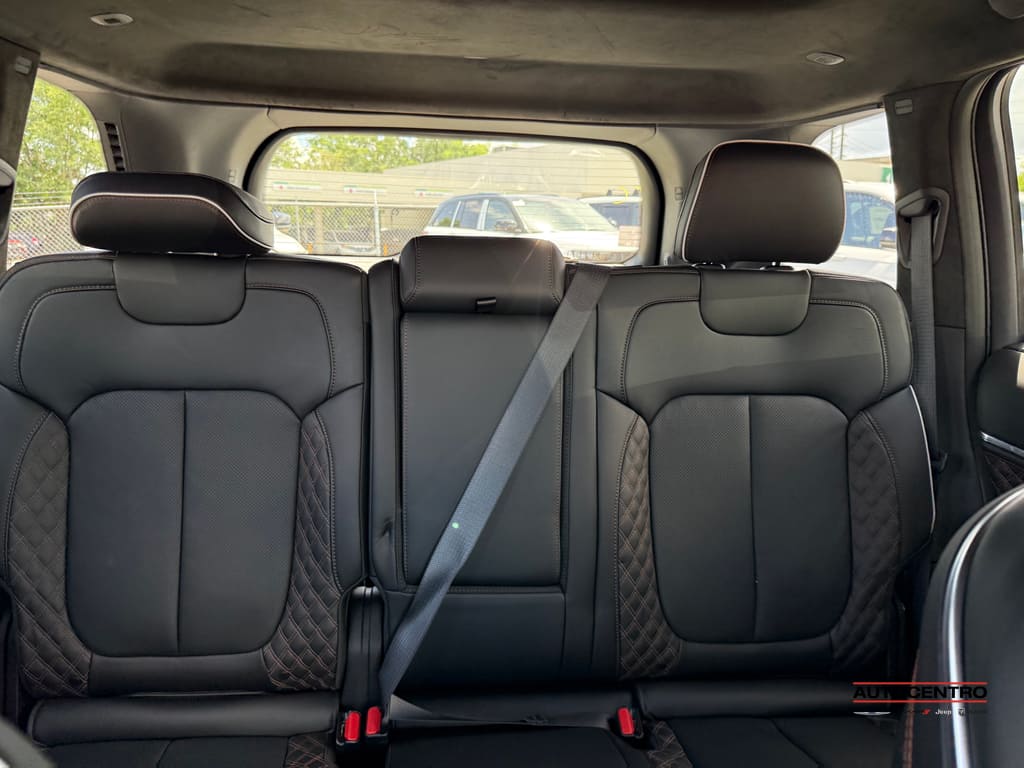 2025 Jeep Grand Cherokee Summit photo 2